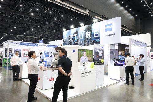มุมมองด้านข้างของบูธ ZEISS กับธีม The Future of Metrology ในงาน Intermach 2025