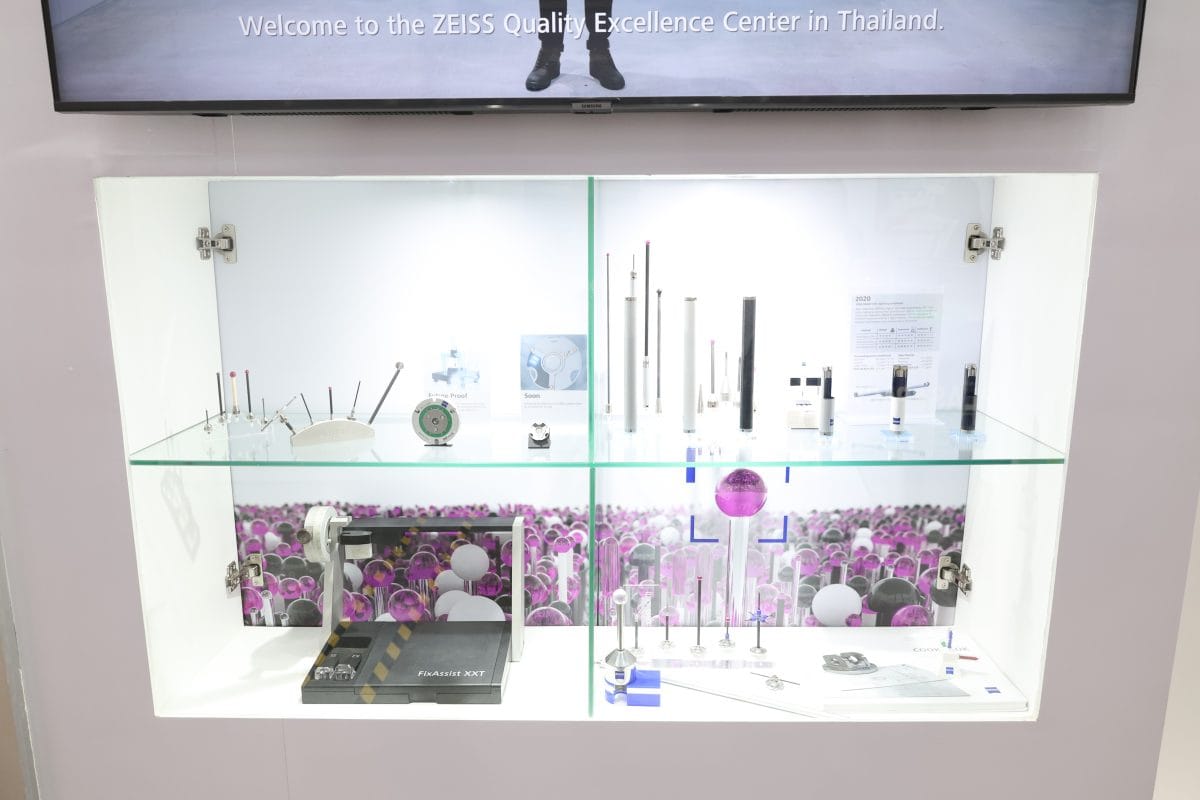 ชุดหัววัดและอุปกรณ์ Metrology ของ ZEISS ที่นำมาจัดแสดงในตู้โชว์