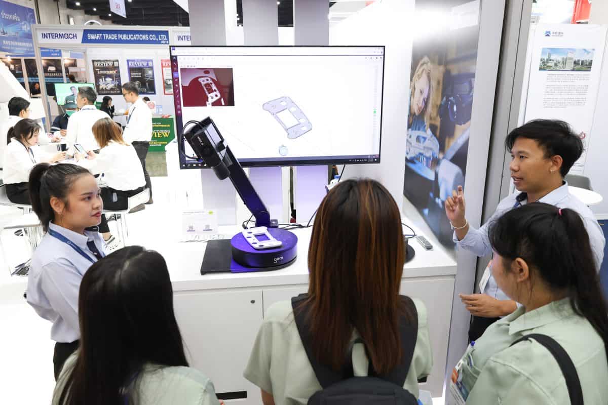 เจ้าหน้าที่ ZEISS สาธิตการทำงานของ ZEISS ScanPort ให้กับกลุ่มผู้สนใจภายในบูธ