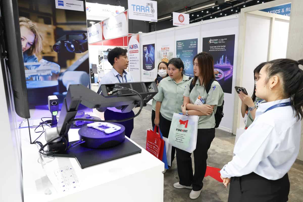 เจ้าหน้าที่ ZEISS สาธิตการใช้งาน ZEISS ScanPort ให้ผู้เข้าชมในงาน Intermach 2025