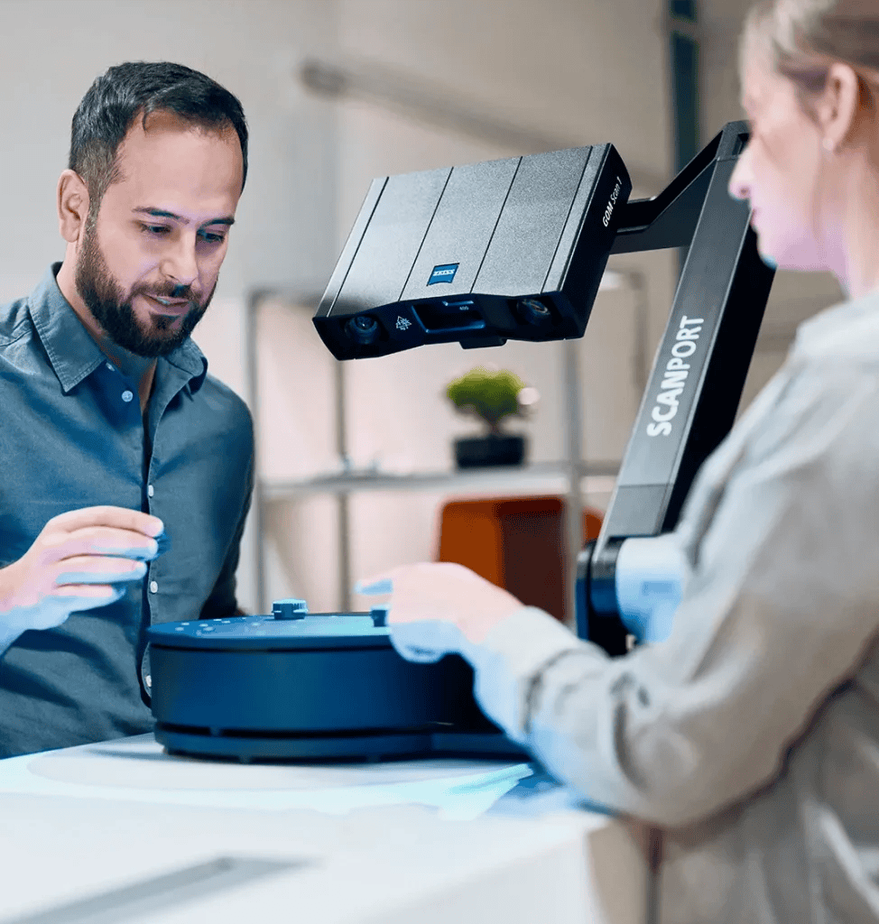 ผู้ใช้งานสองคนกำลังสแกนชิ้นงานร่วมกันด้วย ZEISS ScanPort