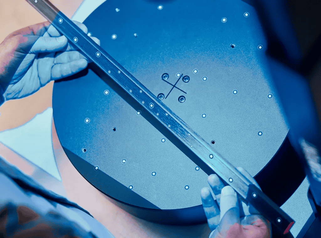 การวางชิ้นงานบนโต๊ะหมุนของ ZEISS ScanPort ระหว่างขั้นตอนการปรับเทียบ