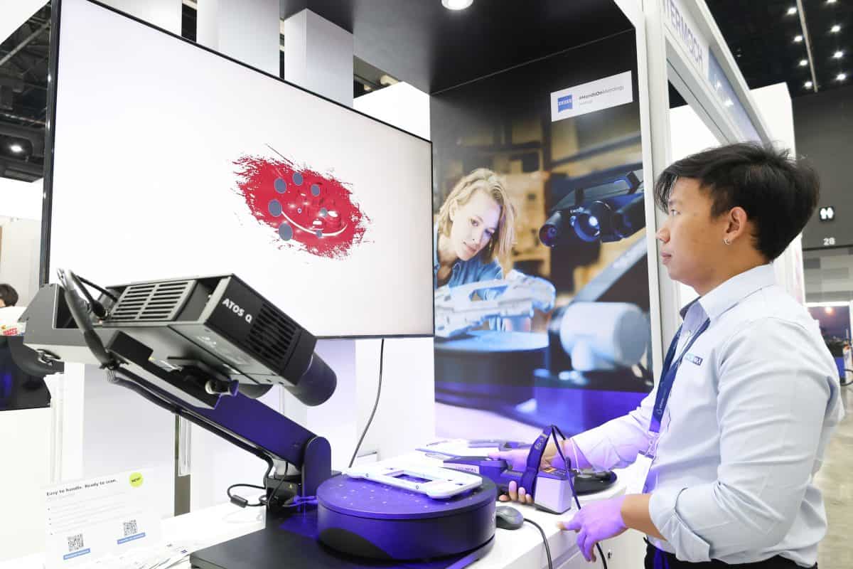 ZEISS ScanPort แสดงภาพผลการสแกนชิ้นงาน 3 มิติบนหน้าจอภายในบูธ