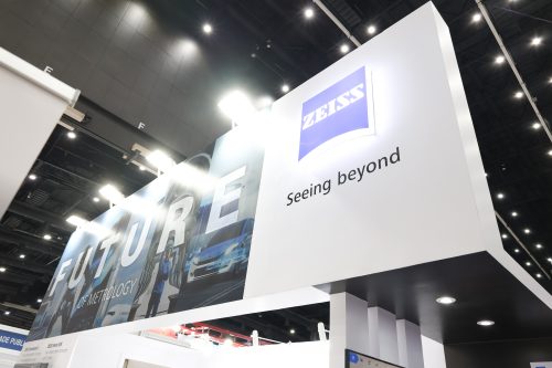ป้ายแบรนด์ ZEISS พร้อมคำว่า "Seeing beyond" ภายในงาน Intermach 2025