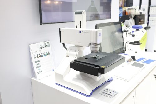 ZEISS Smartzoom 5 กล้องจุลทรรศน์ดิจิทัลแสดงภายในบูธ ZEISS ที่งาน Intermach 2025