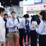 พนักงาน Factory Max พูดคุยให้ข้อมูลกับลูกค้าในงาน InterMold Thailand 2025 ณ ไบเทค บางนา