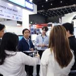 พนักงาน Factory Max อธิบายการใช้งานเครื่องมือวัดกับผู้ร่วมงาน InterMold Thailand 2025