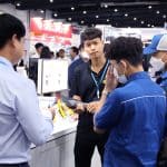 สาธิตเครื่องมือวัด Fluke แก่ผู้เยี่ยมชมที่บูธ Factory Max ในงาน InterMold Thailand 2025