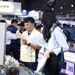 เจ้าหน้าที่ Factory Max แนะนำโซลูชันด้านการผลิตแก่ผู้เยี่ยมชมภายในงาน InterMold Thailand 2025