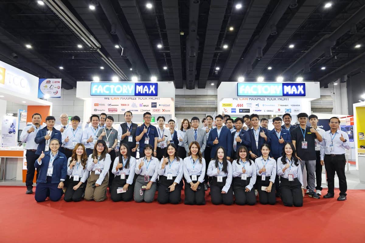 ทีมงาน Factory Max ถ่ายภาพร่วมกันหน้าบูธภายในงาน InterMold Thailand 2025 ณ ไบเทค บางนา เพื่อแสดงความพร้อมในการนำเสนอเทคโนโลยีการผลิตสมัยใหม่