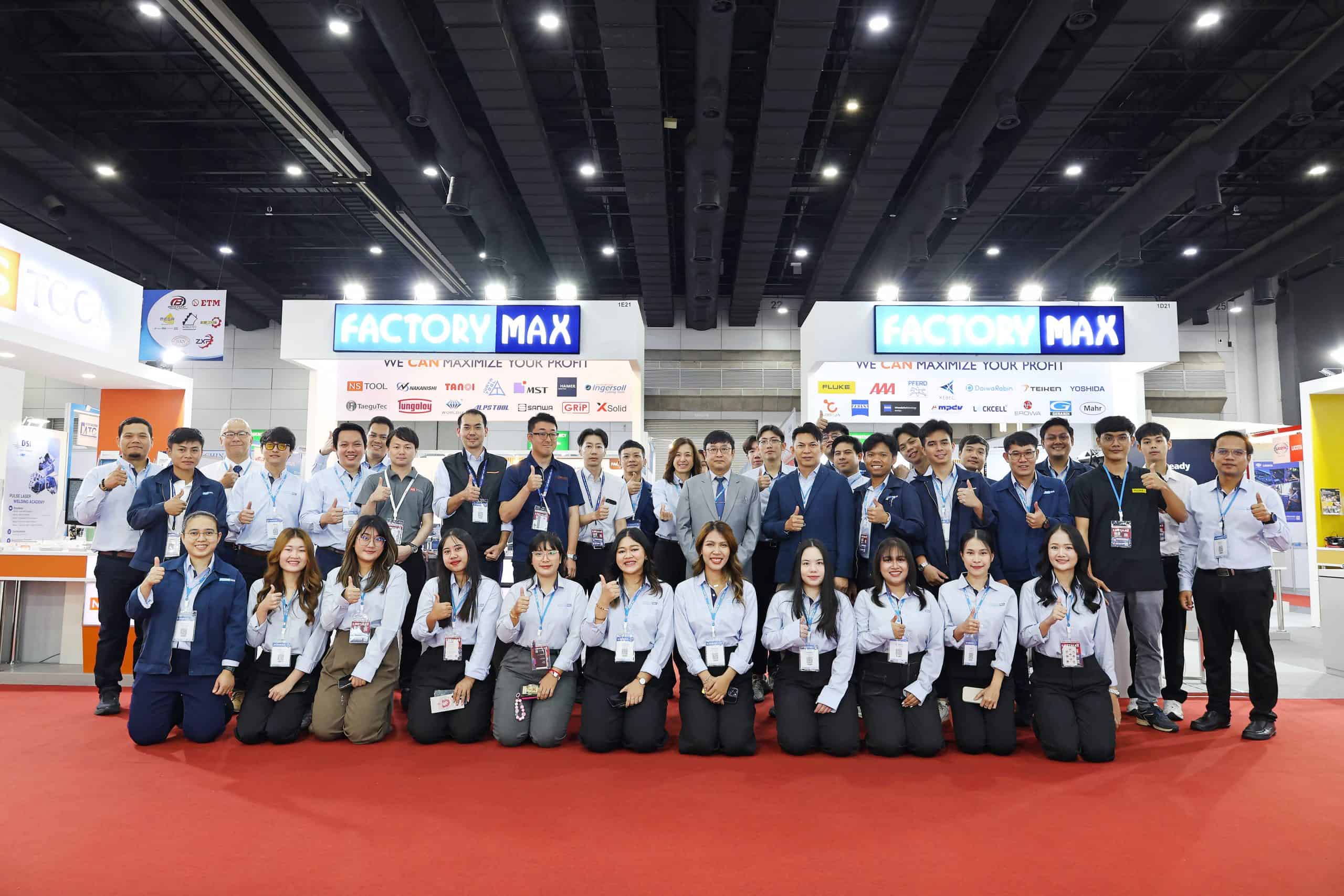 ทีมงาน Factory Max ถ่ายภาพร่วมกันหน้าบูธภายในงาน InterMold Thailand 2025 ณ ไบเทค บางนา เพื่อแสดงความพร้อมในการนำเสนอเทคโนโลยีการผลิตสมัยใหม่