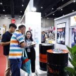 ตัวแทน Lubrican แนะนำผลิตภัณฑ์น้ำมันหล่อลื่นให้ผู้ร่วมงานที่บูธในงาน InterMold Thailand 2025