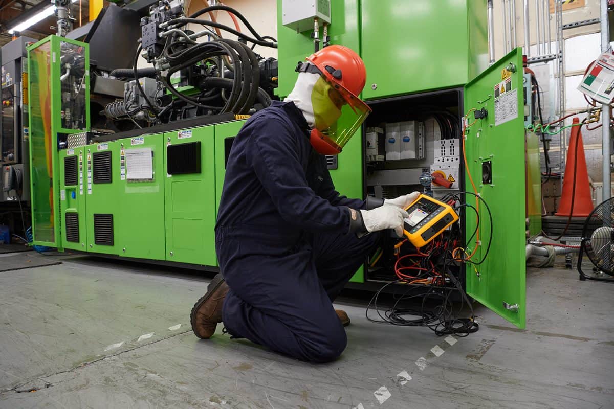 วิศวกรกำลังใช้งาน Fluke 1770 Series เพื่อตรวจสอบคุณภาพไฟฟ้าในโรงงาน