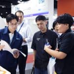 เจ้าหน้าที่ Factory Max แนะนำผลิตภัณฑ์และโบรชัวร์ให้แก่ผู้สนใจในงาน InterMold Thailand 2025