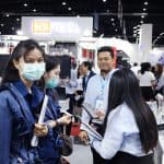 ผู้ร่วมงานเยี่ยมชมบูธ Factory Max ในงาน InterMold Thailand 2025 พร้อมพูดคุยกับทีมงาน