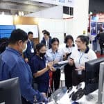 เจ้าหน้าที่ Factory Max อธิบายการใช้งานเครื่องมือวัดแก่ผู้เข้าชมงาน InterMold Thailand 2025