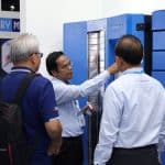 เจ้าหน้าที่ Factory Max สาธิตการใช้งานระบบจัดเก็บอัตโนมัติให้ผู้ร่วมงานในงาน InterMold Thailand 2025