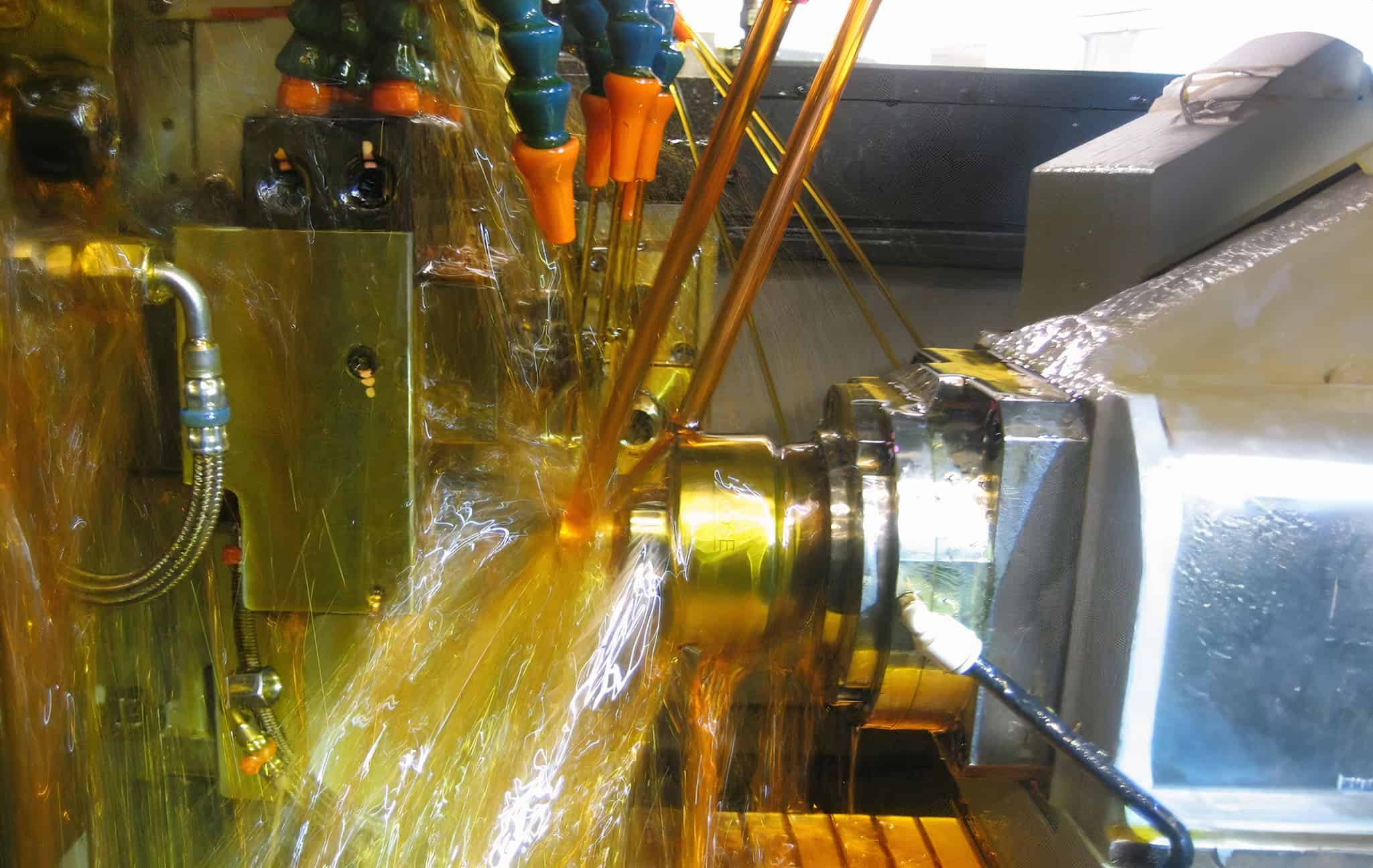 ภาพการตัดกลึงที่ใช้น้ำมัน Neat Cutting Oil สีเหลืองอำพัน แสดงปัญหาละอองน้ำมันฟุ้งกระจาย