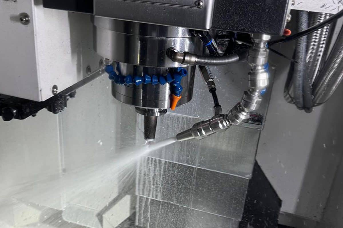 ภาพระยะใกล้แสดงหัวฉีด Aeroforce™ กำลังฉีดสารหล่อเย็นแรงดันสูง เพื่อขจัดเศษโลหะและระบายความร้อนในการตัดเฉือน