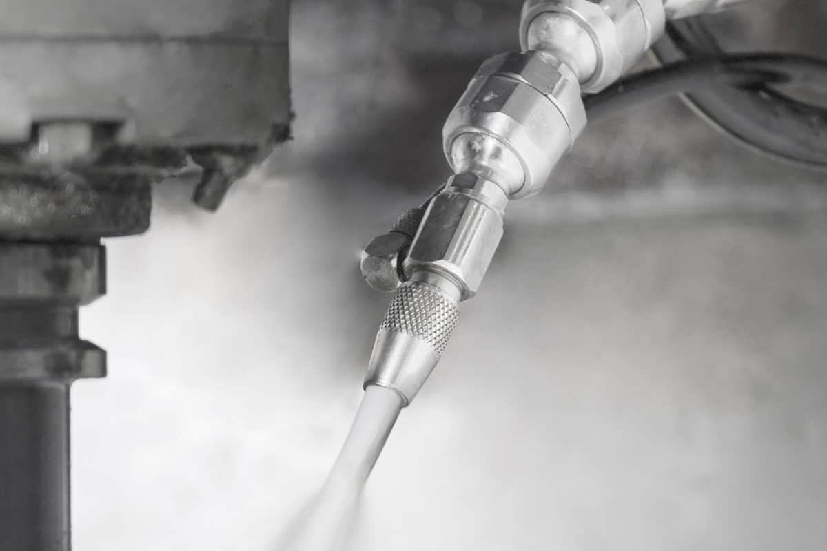 ภาพรายละเอียดข้อต่อระบบลมของ Aeroforce™ และการไหลของสารหล่อเย็นแรงดันสูง ซึ่งเป็นส่วนสำคัญในการควบคุมแรงดันสำหรับหัวฉีด