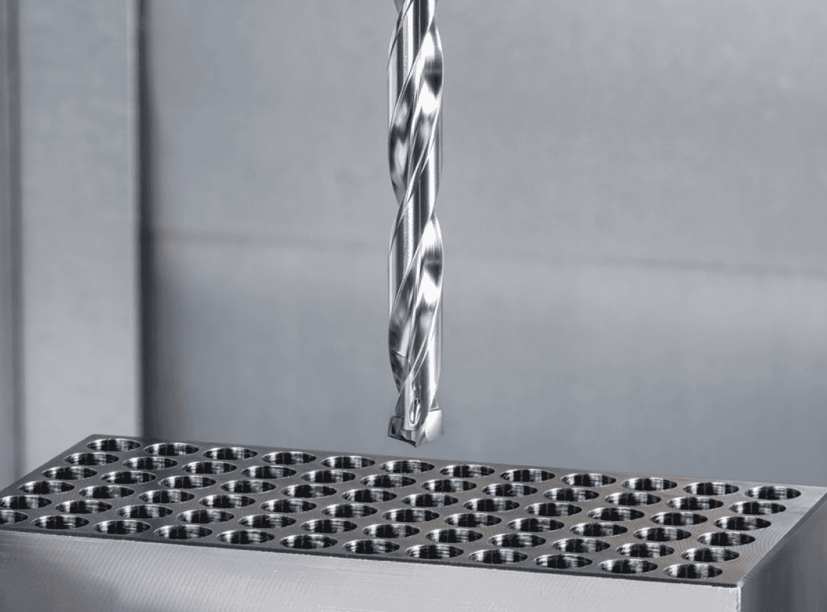 ดอกสว่านเปลี่ยนหัว DrillMeister กำลังเจาะชิ้นงานหลายรูในเครื่อง Machining Center