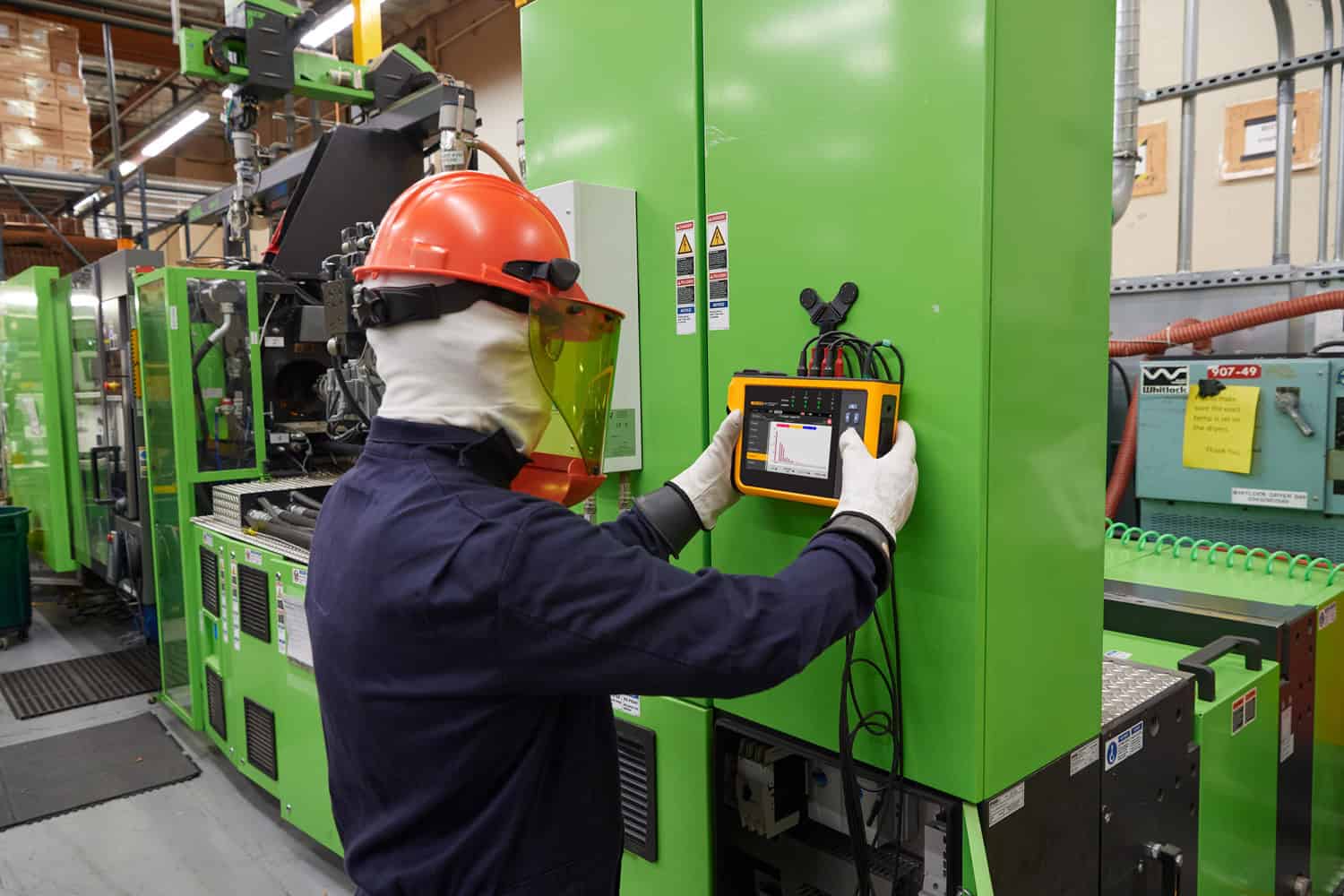 วิศวกรใช้งาน Fluke 1777 วิเคราะห์ปัญหาไฟฟ้าหน้าตู้ควบคุม