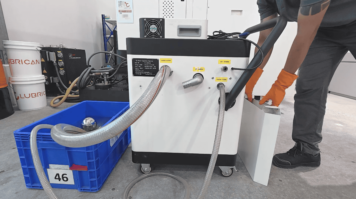 ระบบลูกลอยเครื่อง LUBRICAN OWS ขณะดูดน้ำมันแปลกปลอม (Tramp Oil) บนผิวหน้าน้ำมันหล่อเย็น