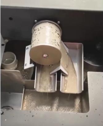 สายพานสแตนเลสของเครื่อง LUBRICAN OWS ทำหน้าที่ดึงและแยกคราบน้ำมันแปลกปลอมออกจากน้ำมันหล่อเย็น