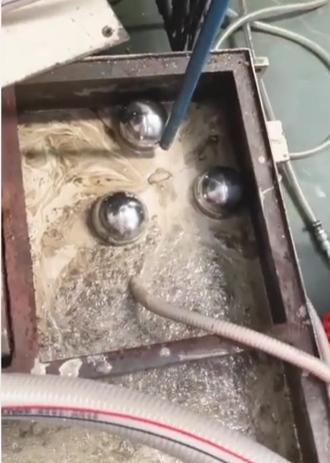 ปัญหาน้ำมันหล่อเย็นเสื่อมสภาพจากการสะสมของแบคทีเรียและ Tramp Oil