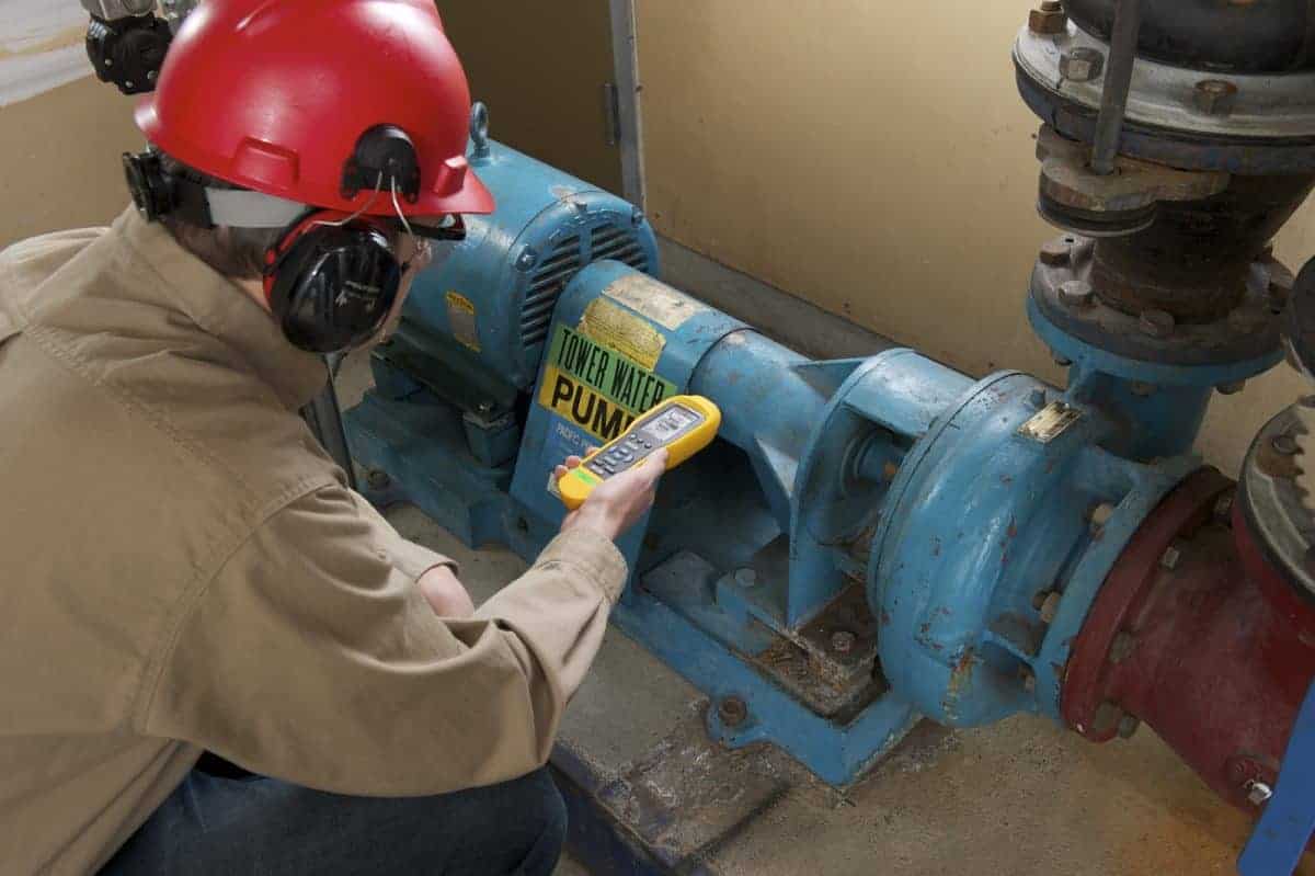 ช่างเทคนิคใช้เครื่อง Fluke 805 FC วัดค่าความสั่นสะเทือนของ Tower Water Pump เพื่อป้องกันเครื่องจักรหยุดทำงานกะทันหัน