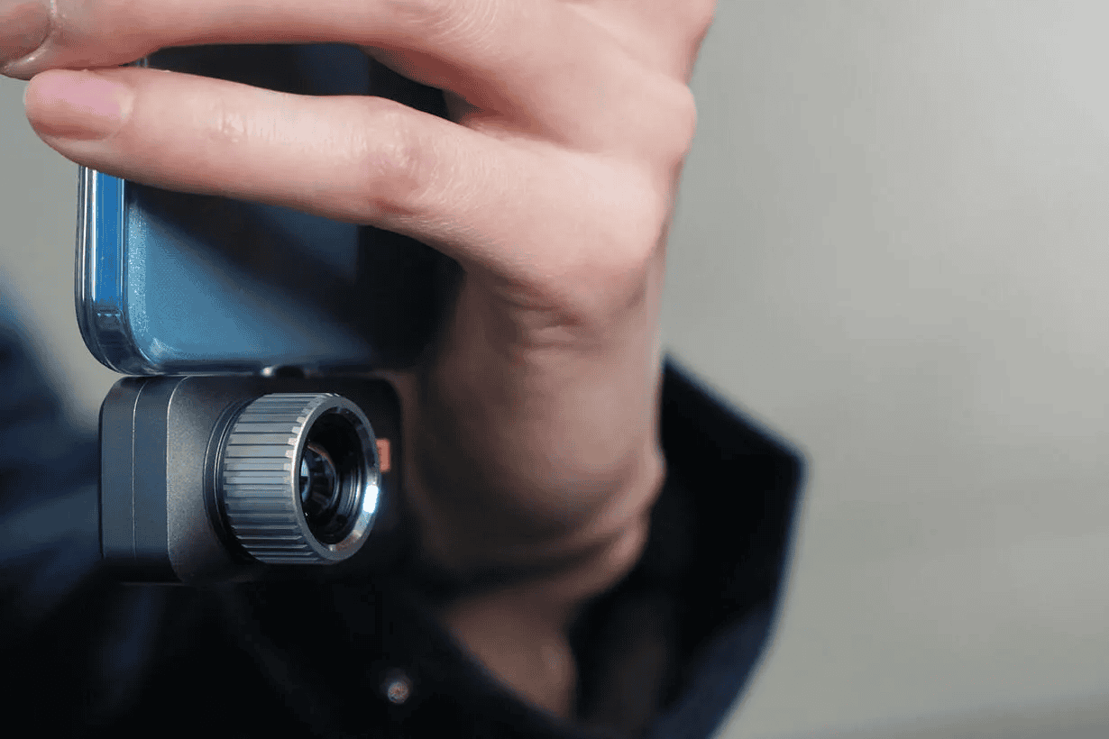 ช่างเทคนิคหมุนปรับวงแหวนเลนส์ Adjustable Focus บนกล้องถ่ายภาพความร้อน Fluke TC03A PRO เพื่อความคมชัดในระยะประชิด