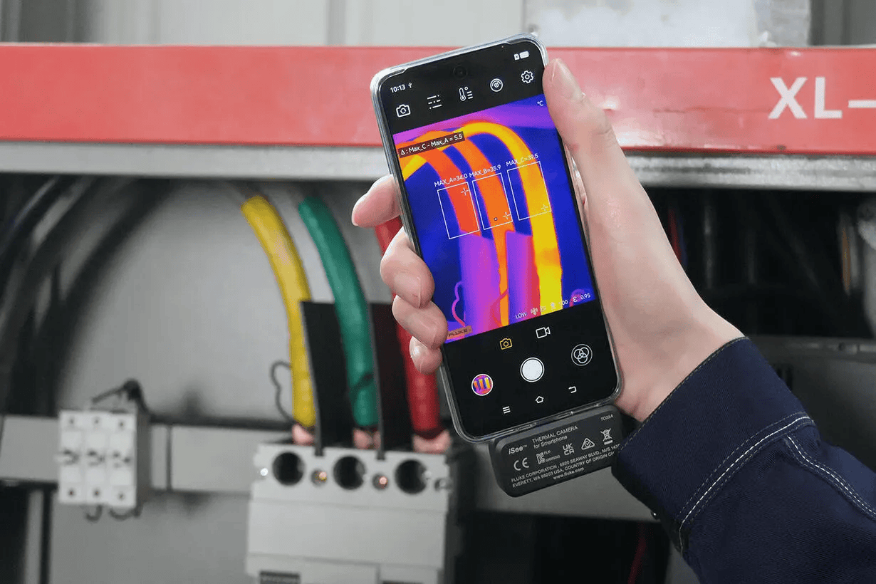 วิศวกรใช้กล้องถ่ายภาพความร้อน Fluke TC03A PRO เชื่อมต่อสมาร์ทโฟนตรวจสอบระบบไฟฟ้าในโรงงาน
