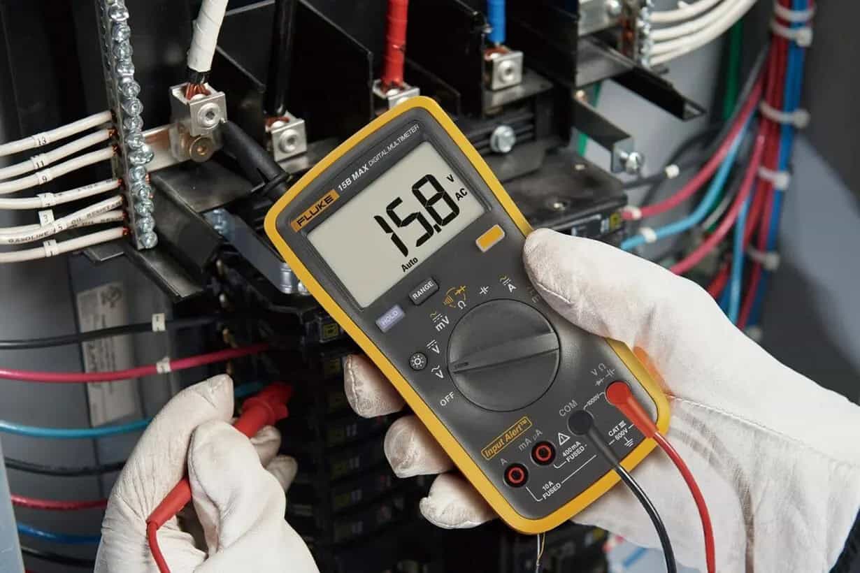 ช่างไฟฟ้ามืออาชีพใช้มัลติมิเตอร์ Fluke 15B MAX ตรวจเช็คระบบไฟฟ้าในตู้คอนโทรลอุตสาหกรรม