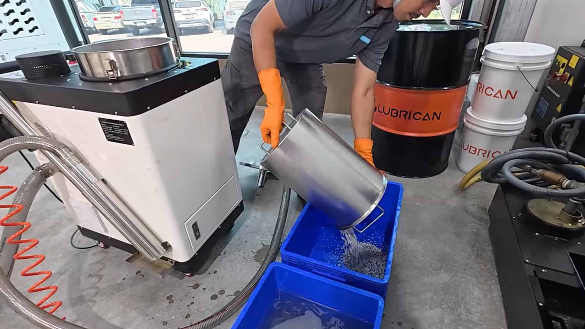 Emptying metal chips from LUBRICAN CFR filtration stainless steel bucket