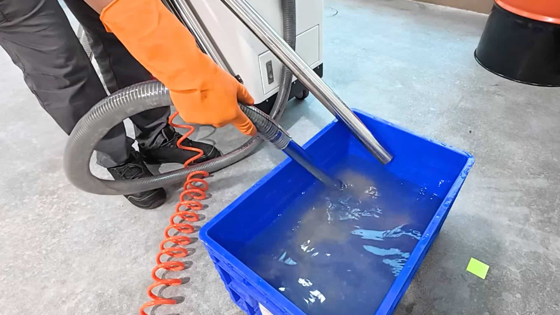 LUBRICAN CFR high-performance suction hose extracting contaminated coolant fluid