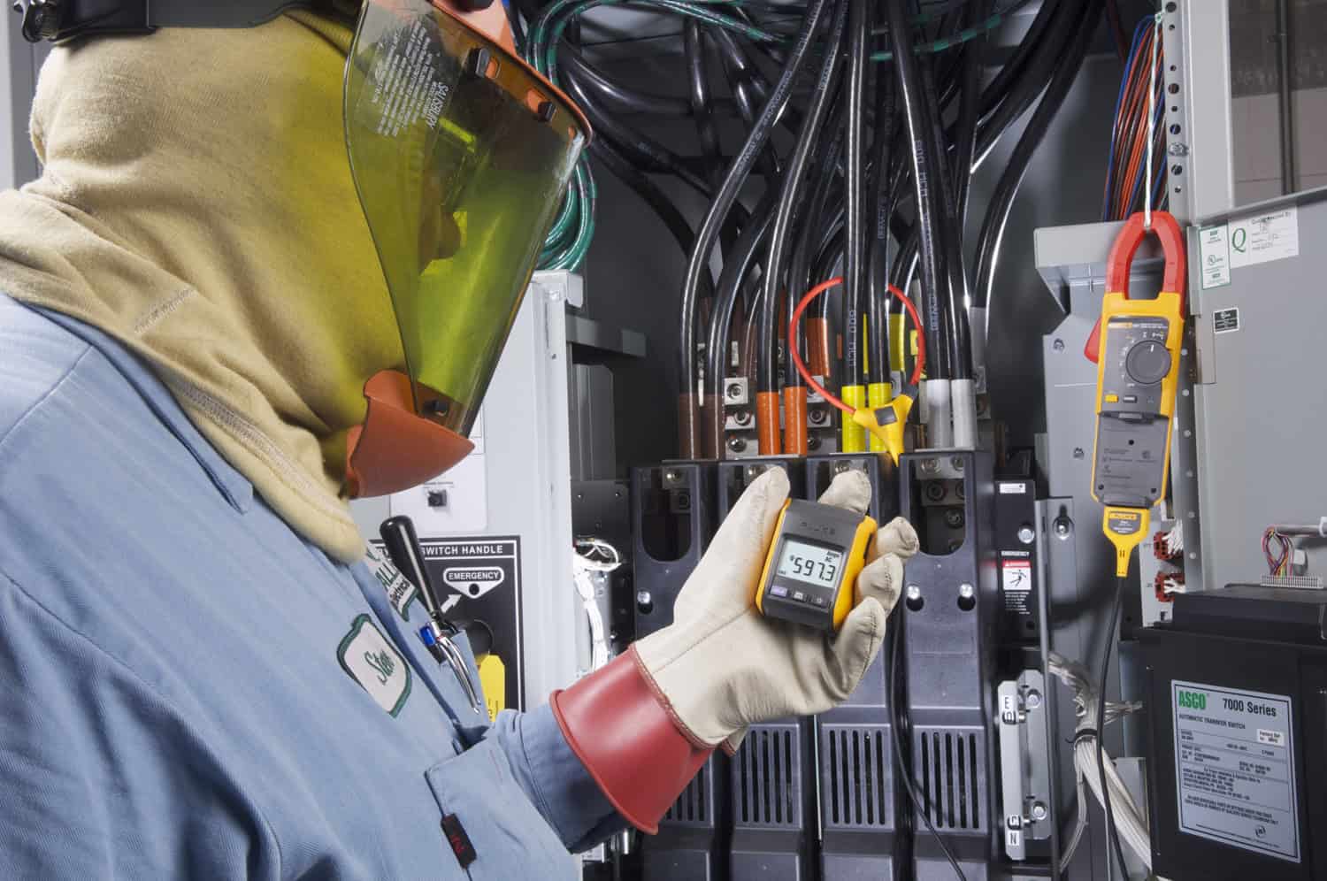 Electrician holding the detachable remote display of Fluke 381 clamp meter for safe measurement