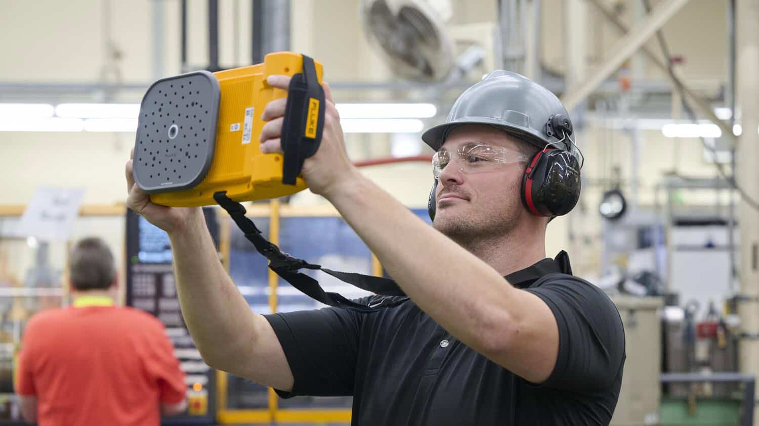วิศวกรโรงงานระดับองค์กรใช้งานกล้องถ่ายภาพเสียง Fluke ii915 ตรวจสอบระบบเพื่อสร้างมาตรฐานความปลอดภัยและประหยัดพลังงานขั้นสูง