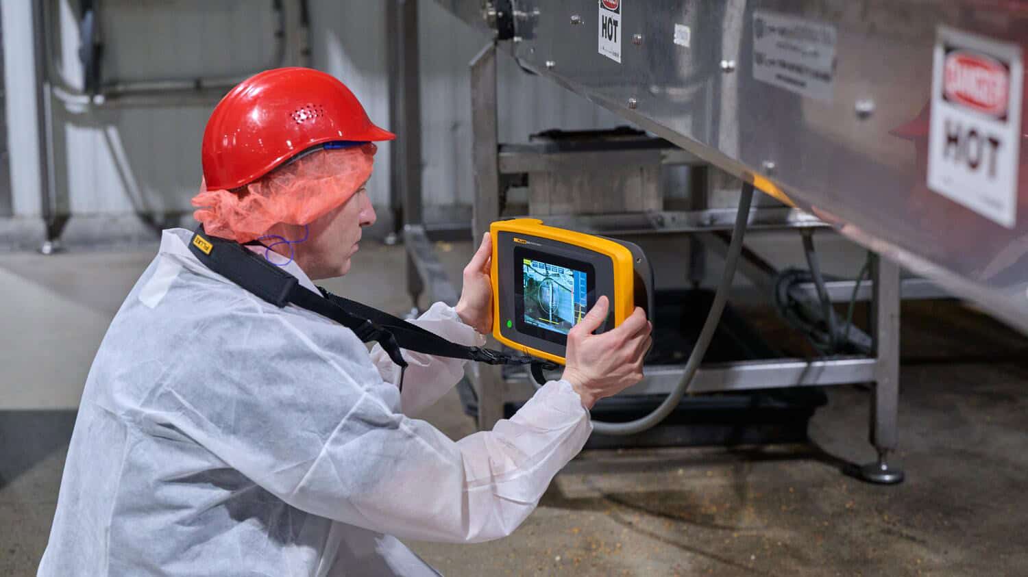 วิศวกรใช้กล้องถ่ายภาพเสียง Fluke ii915 ตรวจสอบรอยรั่วในไลน์ผลิตอุตสาหกรรมอาหาร เพื่อสกัดจุดต้นทุนแฝงมหาศาลและป้องกัน Downtime