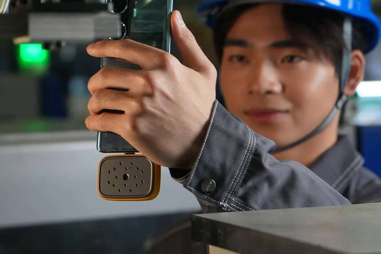 ช่างเทคนิคหน้างานเริ่มต้นใช้งาน Fluke iSee ii01 อย่างง่ายดายผ่านแนวคิด Minimalist UI เพียงต่อพ่วงเข้ากับสมาร์ทโฟนเพื่อตรวจเช็กระบบได้ทันที