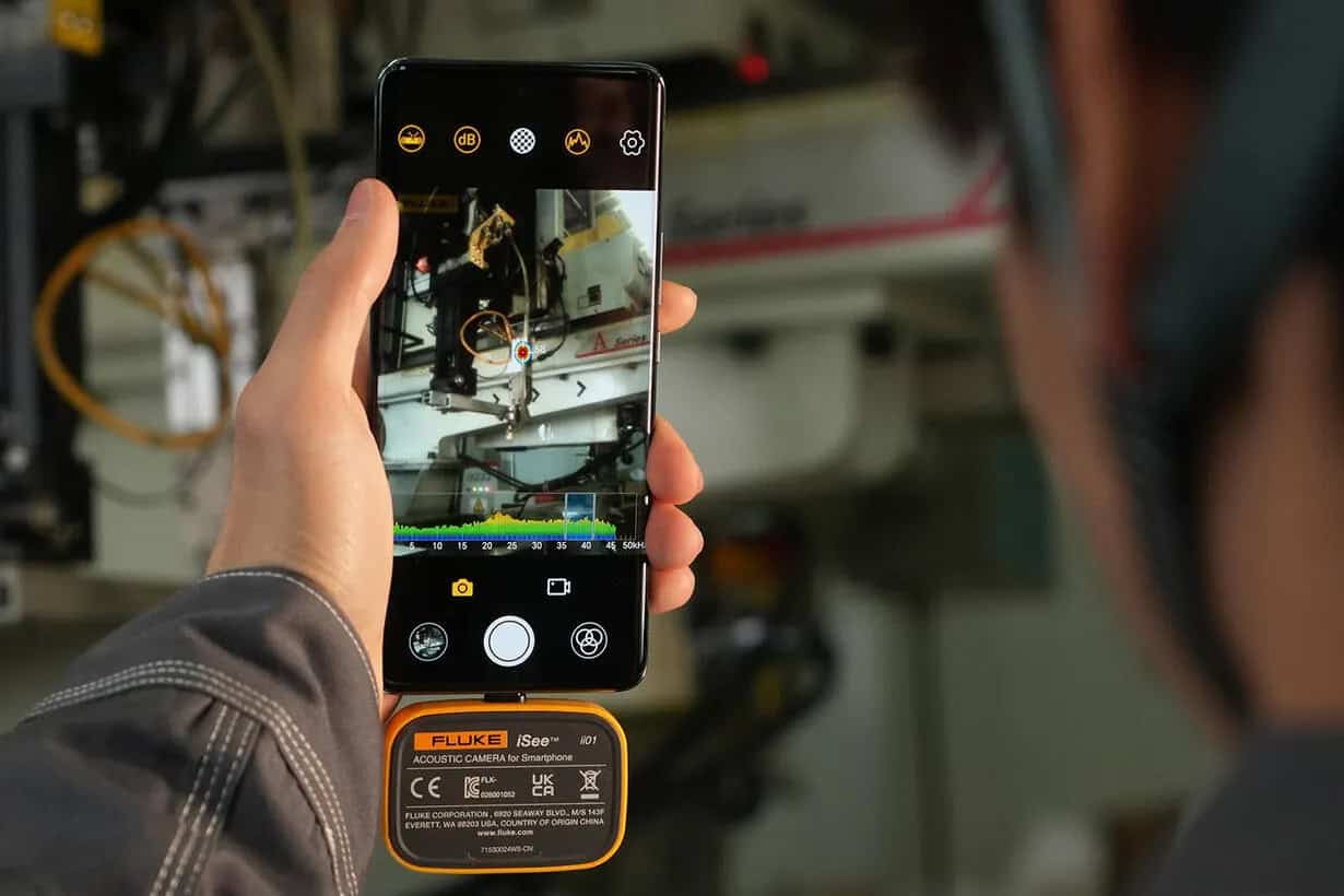 ช่างเทคนิคหน้างานใช้งาน Fluke iSee ii01 ร่วมกับสมาร์ทโฟนเพื่อสแกนหาจุดลมรั่วและเสียงผิดปกติในโรงงานแบบเรียลไทม์