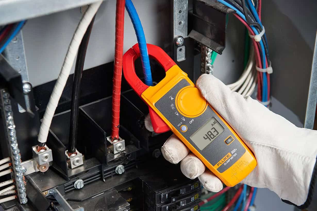 Choosing the right Fluke clamp meter model for precise and safe electrical maintenance work